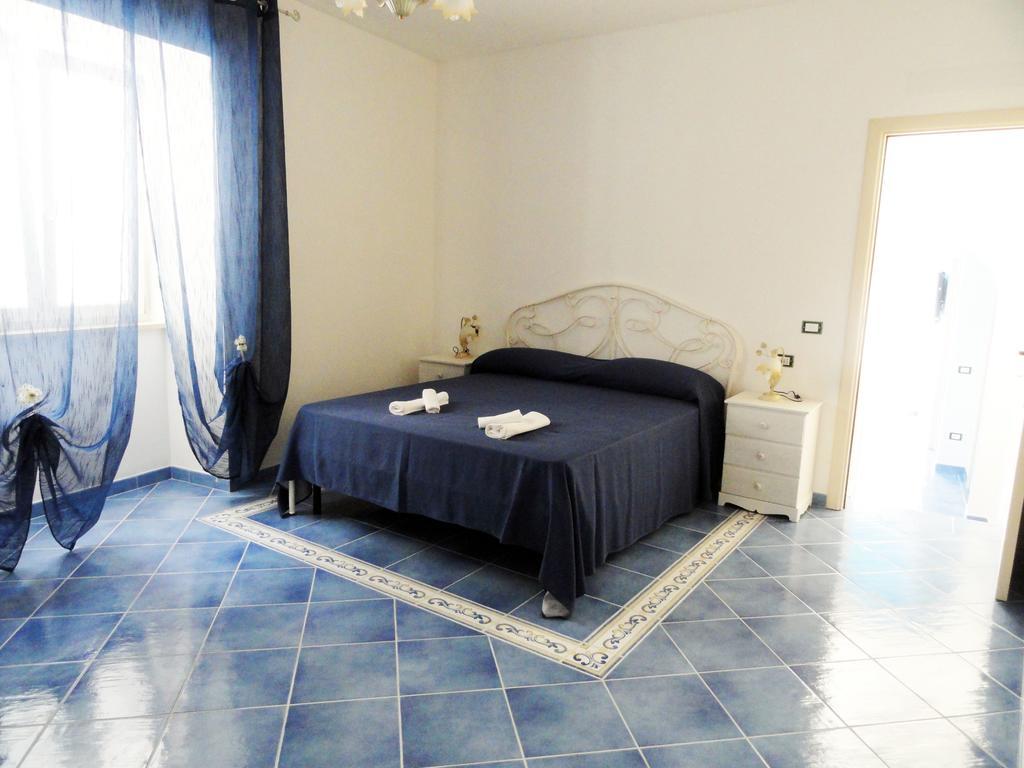 Chiaia Apartments ポンツァ 部屋 写真